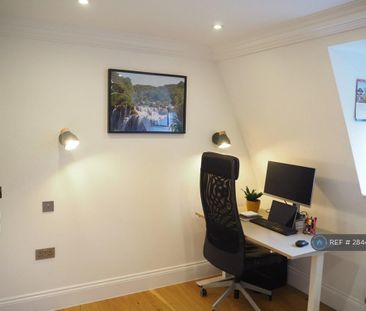 2 bedroom penthouse to rent - Photo 4