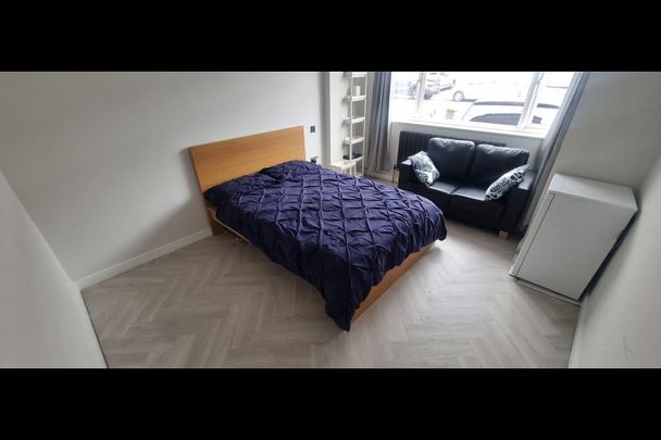 Room in a Shared House, Galpins Road, CR7 - Photo 1