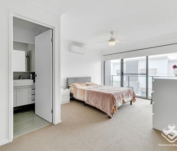 New Modern Townhouse with Double Garage - Photo 3