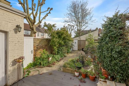 End of Terrace House To Let - Photo 5