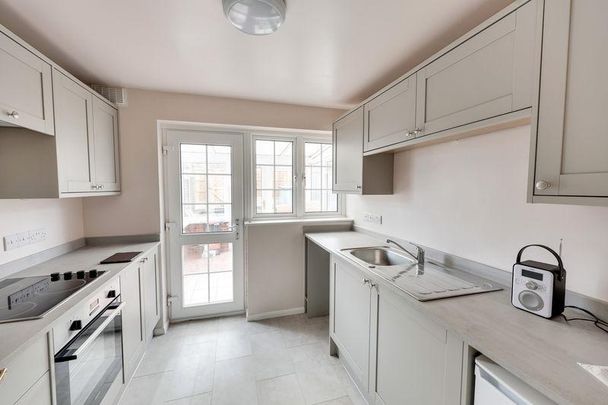 3 bedroom terraced house to rent - Photo 1