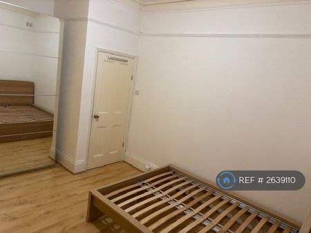 1 bedroom in a flat share to rent - Photo 4