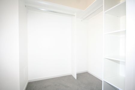 Three Bedroom Terrace in Central Location - Photo 3