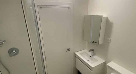 WELL PRESENTED BEDSIT: - Photo 4