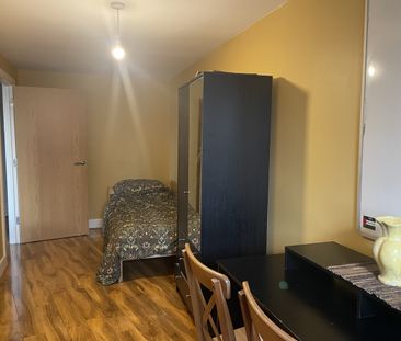 Room in a Shared Flat, London, CR0 - Photo 3