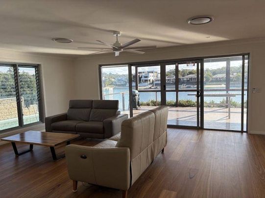 Tallebudgera magic - 20 metre sandy beach, pool, deck and pontoon in fully renovated 4 bedroom home - Photo 1