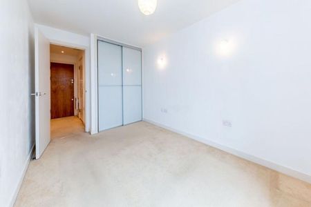 1 bedroom property located within a portered building with a balcony - Photo 3