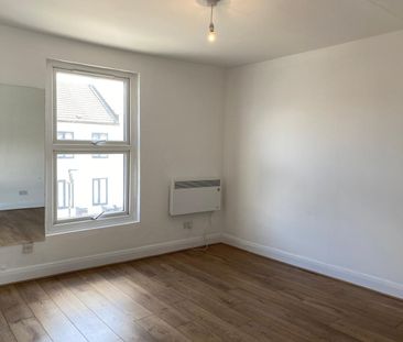 2 Bed End Terrace, Cross Road, CR0 - Photo 3