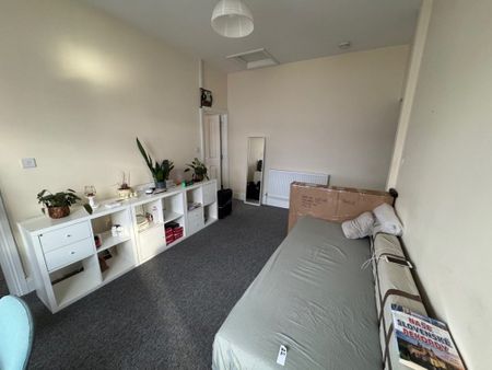 2 Bedroom Flat / Apartment - Portsmouth Road, Southampton - Photo 3