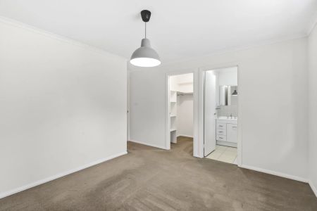 Single level , spacious townhouse - Photo 4