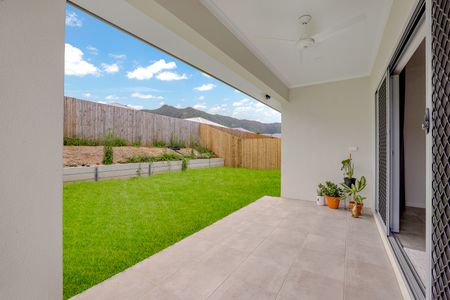 SPACIOUS FAMILY HOME IN SOUGHT AFTER EDMONTON! - Photo 4