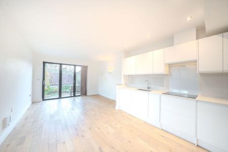 3 bedroom flat to rent - Photo 4