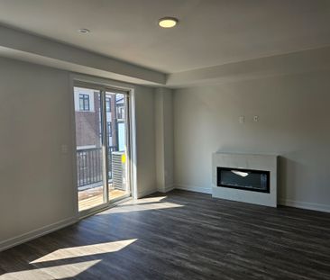 For Lease - 8 Lewis Craigie Lane, Richmond Hill, Ontario - Photo 3