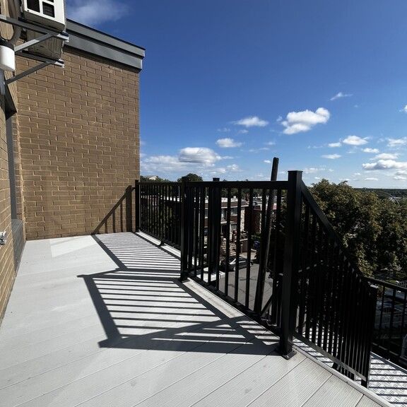 CONDO 3 1-2 + GRAND BALCON+STATIONNEMENT - Photo 1