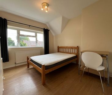 4 bedroom semi-detached house to rent - Photo 3