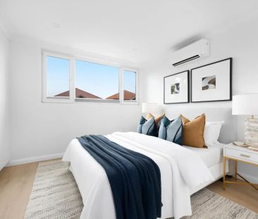 Newly Renovated Top Floor Apartment With Lock- Up Garage - Photo 5