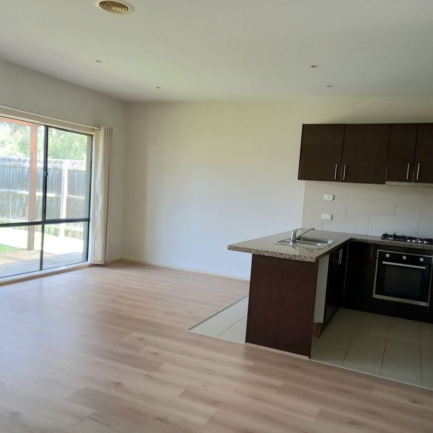 THREE BEDROOM TOWNHOUSE - Photo 1