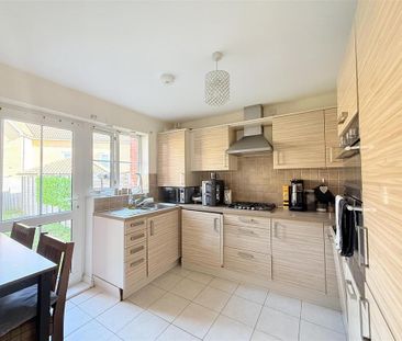 4 bedroom semi-detached house to rent - Photo 2