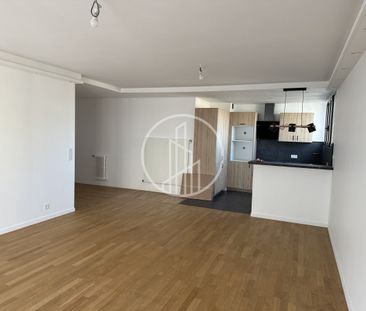 Au pied de la gare du VAL D'OR et des écoles - Photo 1