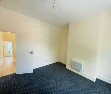 Spacious first floor flat with private entrance into living room, s... - Photo 4