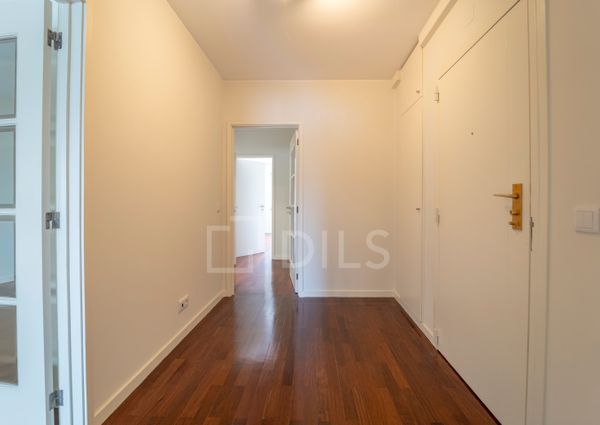 Apartamento T2 renovado para arrendar na Rua São João Bosco