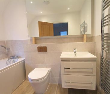 4 bedroom semi-detached house to rent - Photo 4