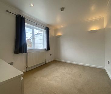 One bedroom maisonette with garage - Photo 4