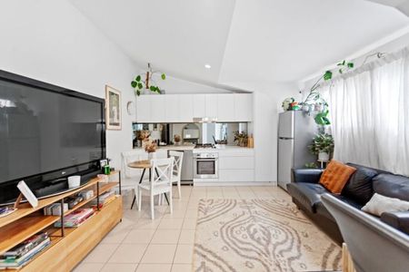 Spacious design with balcony & views | Top floor position - Photo 2