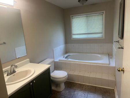 For Lease - 120 Andona Crescent, Toronto, Ontario - Photo 4