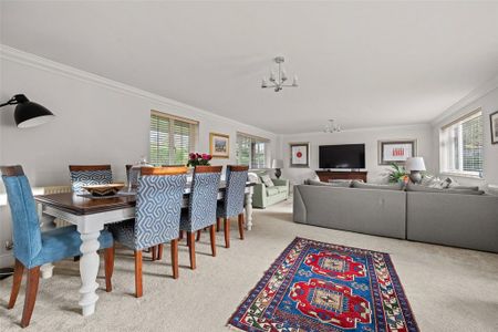 5 bedroom detached house to rent - Photo 2