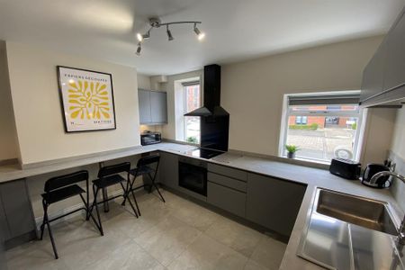 1 bedroom in a house share to rent - Photo 2