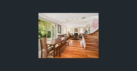 A PRIVATE SANCTUARY OF SOPHISTICATED STYLE & CHARACTER - Photo 2