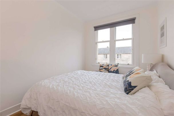 A stunning two or three bedroom furnished second floor flat, which is available for a long-term Let. - Photo 1