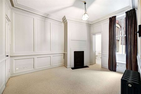 A beautifully restored townhouse offering contemporary living in the heart of Soho. - Photo 3