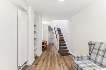 1 bedroom house in London - Photo 2