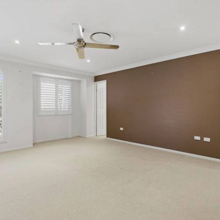 THIS HOME HAS IT ALL - POOL, SHED & MULTIPLE LIVING AREAS - Photo 5