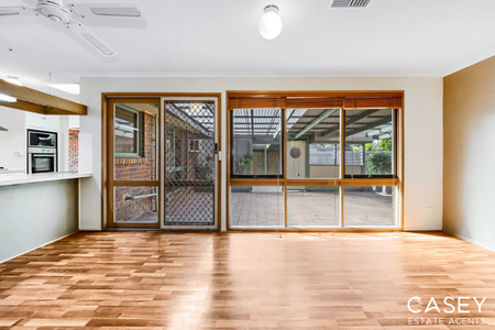 8 Conway Court, Cranbourne - Photo 5