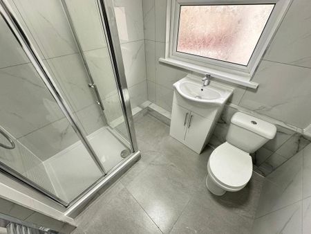 4 bedroom semi-detached house to rent - Photo 4