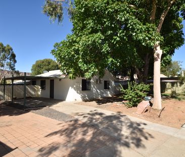 Four Bedroom, Two Bathroom - Private Rental - Photo 4