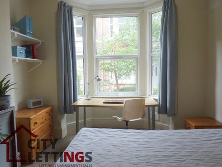 6 Bedroom Mid Terraced House - Photo 2