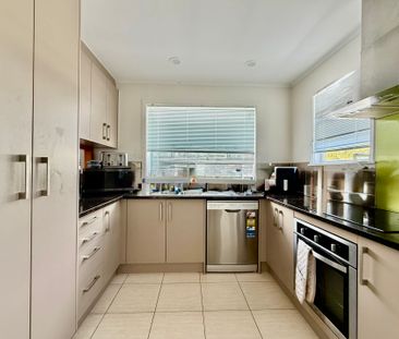 BEAUTIFULLY PRESENTED FAMILY HOME - Photo 4