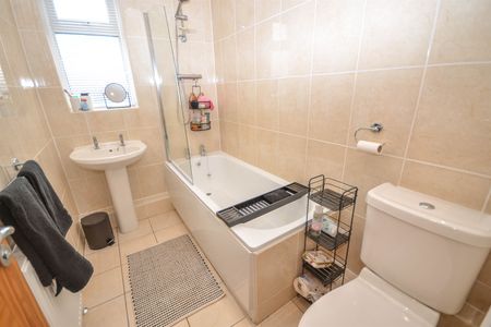 3 bed end of terrace house to rent in Cleveland Road, Barnes, SR4 - Photo 2