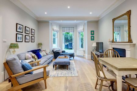 A spacious and exceptional three bedroom property with a 40ft garden and private entrance - Photo 5