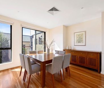 Loads of space and opposite the park! - Photo 6