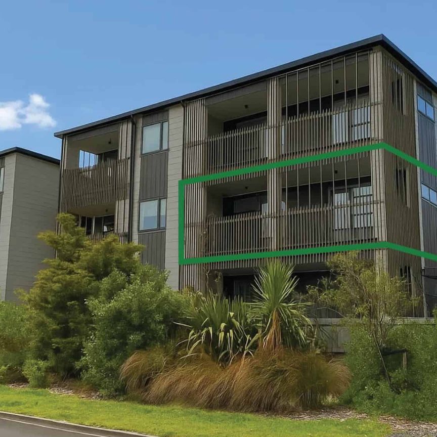 Corner 2 Bedroom Apartment with Large Deck – Mt Albert - Photo 1
