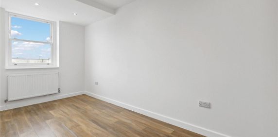 2 bedroom flat in London - Photo 2