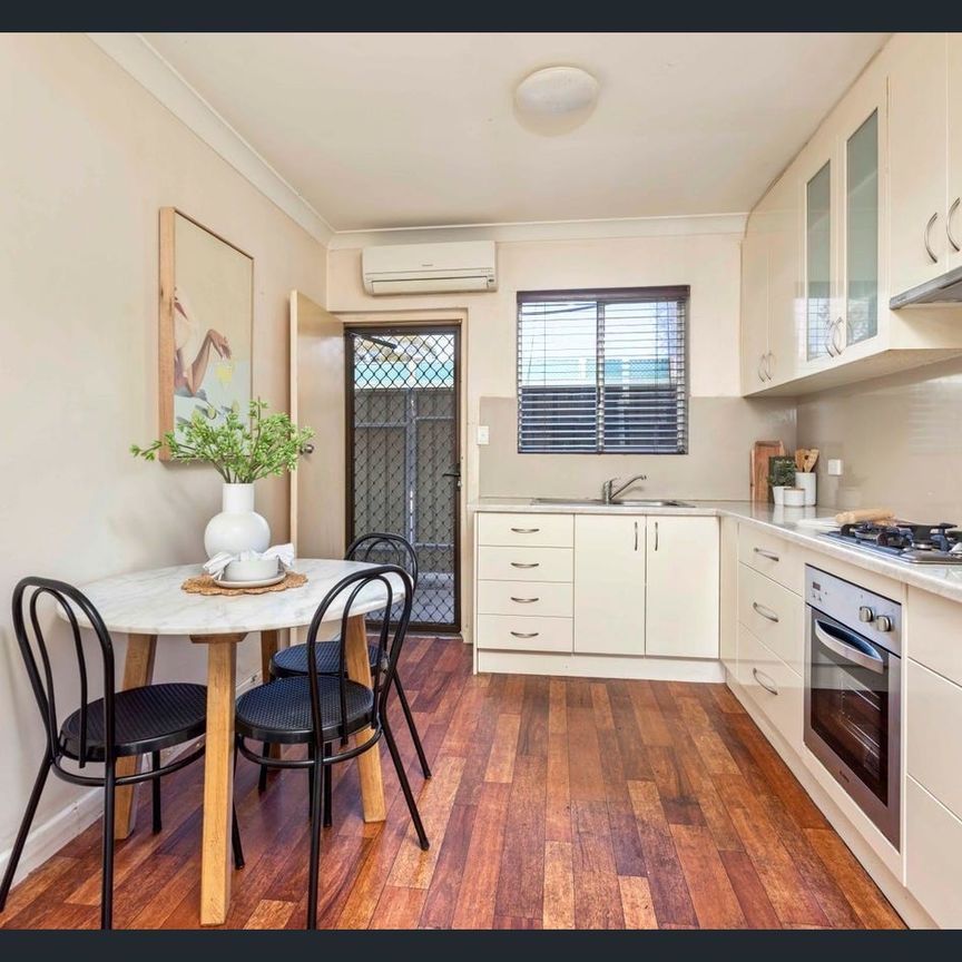 SPACIOUS 2 BEDROOM UNIT IN PRIME LIFESTYLE LOCATION - Photo 1