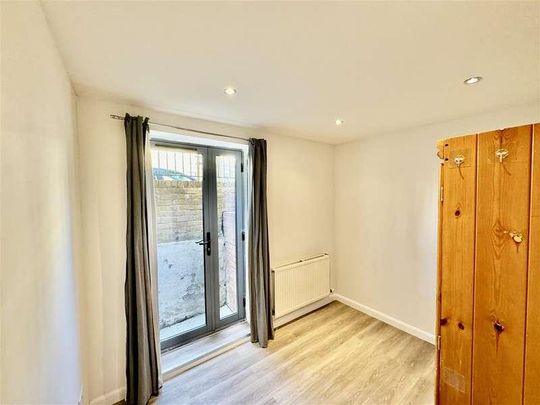 Platinum Court, Cephas Avenue, Stepney Green, London, E1 - Photo 1