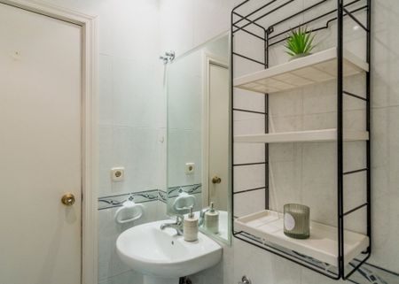 Cozy room in Camino de Vinateros street - Photo 2