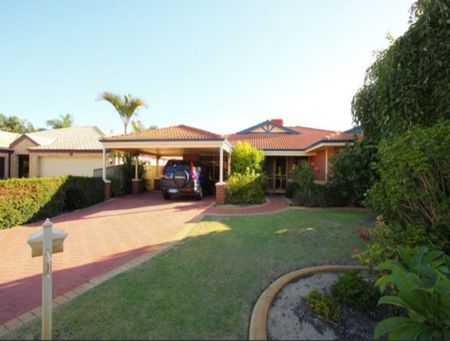 🏡 A Dream Home in Canning Vale! A 4-Bedroom Haven 🏡 - Photo 5
